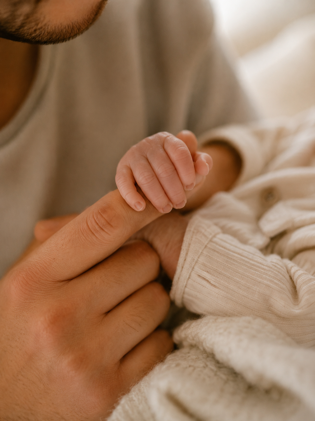 Newborn baby handje met vader